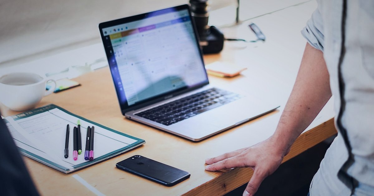Dropshipping'e 2026'da Başlangıç: Stoksuz Satışla Hızla Yükseliş Rehberi - person signing a document at a desk with a laptop