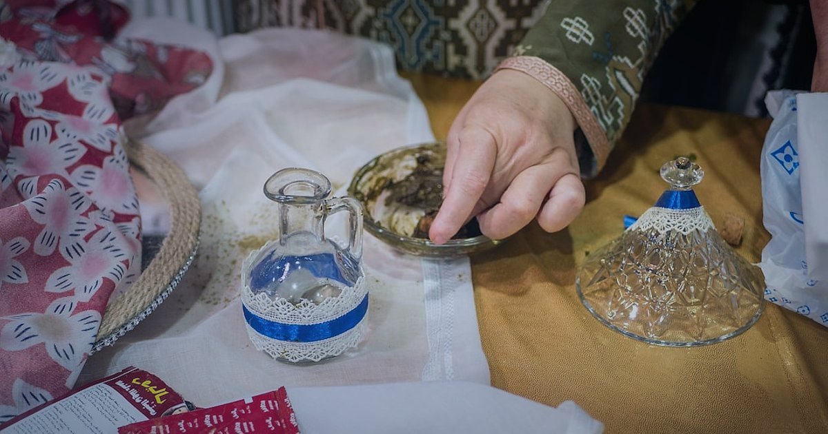 Dropshipping'e 2026'da Başlayın: Kârlı Bir E-Ticaret Girişimi Rehberi - woman examining product samples on a wooden table