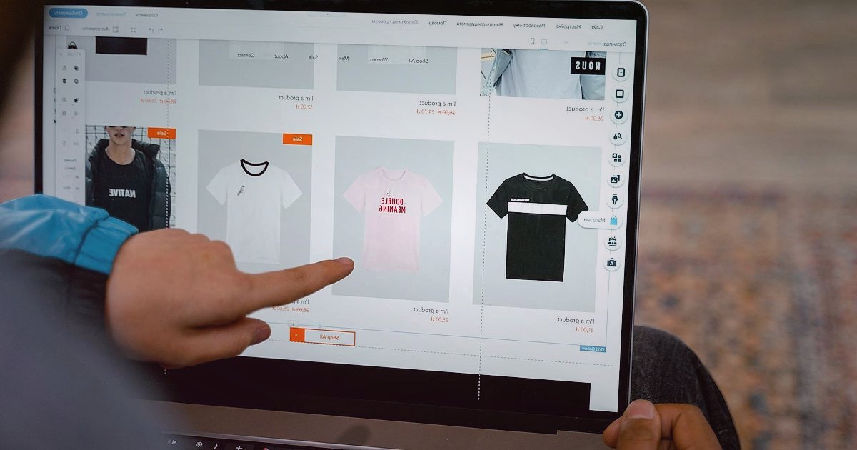 Dropshipping'e 2026'da Başlayın: Kârlı Bir E-Ticaret Girişimi Rehberi - person customizing website layout on a laptop screen