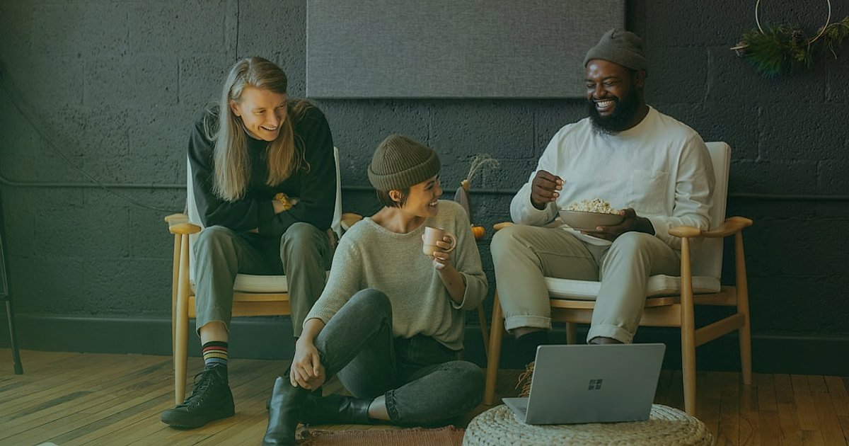 Dropshipping'e 2026'da Başlayın: Kârlı Bir E-Ticaret Girişimi Rehberi - diverse group of people engaging with digital advertisements on various devices