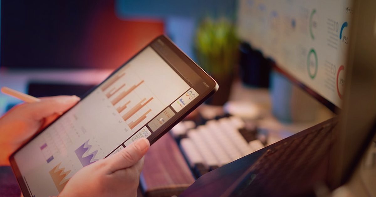 Dropshipping'e 2026'da Başlayın: Kârlı Bir E-Ticaret Girişimi Rehberi - person analyzing financial charts and graphs on a tablet screen