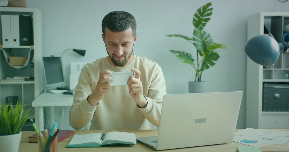 Dropshipping.gen.tr: 2026'da E-Ticaret Başlangıç Rehberi ve Avantajları - excited young entrepreneur watching sales growth chart on laptop
