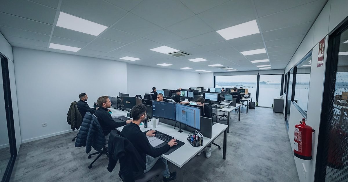 Dropshipping.gen.tr: 2026'da E-Ticaret Başlangıç Rehberi ve Avantajları - modern office interior with sleek computers and team collaborating