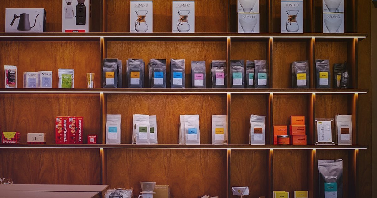 Dropshipping.gen.tr: 2026'da E-Ticaret Başlangıç Rehberi ve Avantajları - diverse array of trendy products neatly arranged on shelves