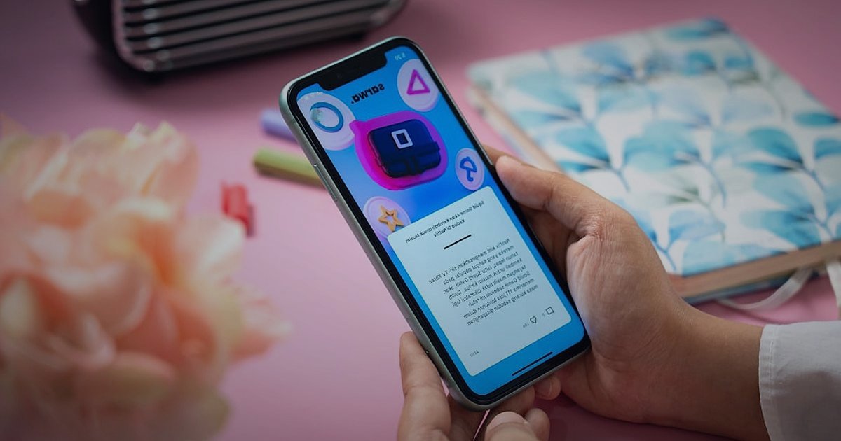 Dropshipping.gen.tr: 2026'da E-Ticaret Başlangıç Rehberi ve Avantajları - person creating social media content on a phone