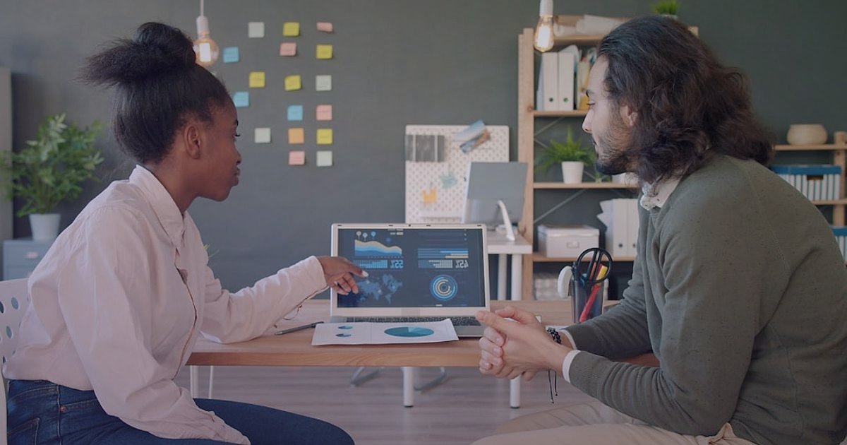 Dropshipping.gen.tr: 2026'da Pazaryeri Entegrasyonu ile Fark Yaratın! - diverse entrepreneurs collaborating around a large digital tablet displaying growth charts