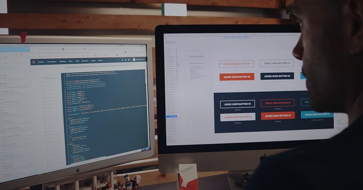 Dropshipping.gen.tr: 2026'da Pazaryeri Entegrasyonu ile Fark Yaratın! - person using a desktop computer with multiple marketplace logos on the screen