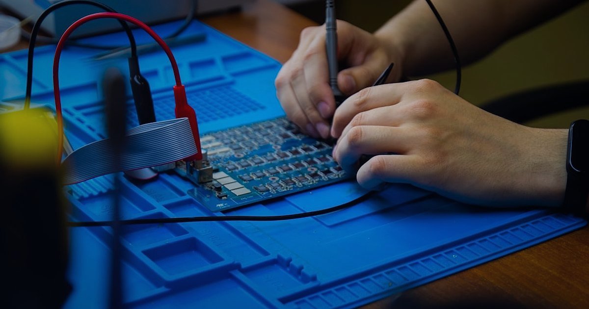 Dropshipping.gen.tr: 2026'da Pazaryeri Entegrasyonu ile Fark Yaratın! - close-up of a person's hands carefully arranging small electronic components on a circuit board