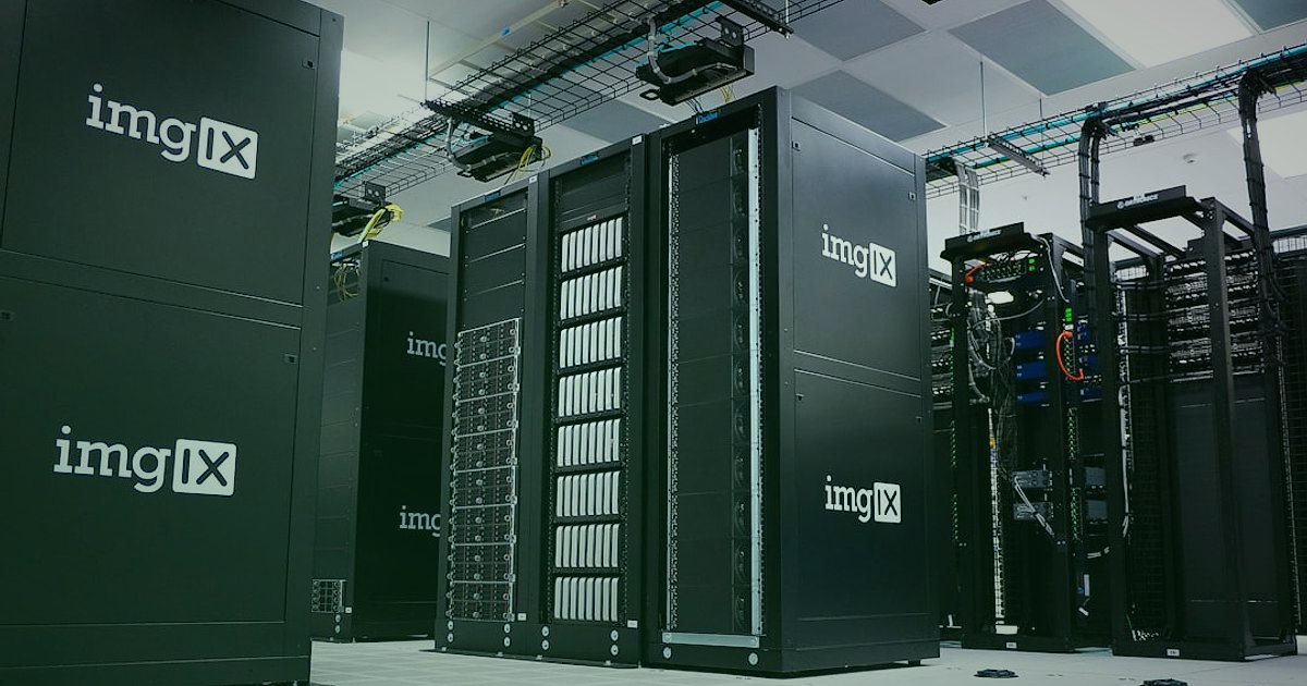 Dropshipping.gen.tr: 2026'da Pazaryeri Entegrasyonu ile Fark Yaratın! - server racks in a dimly lit data center with blinking lights