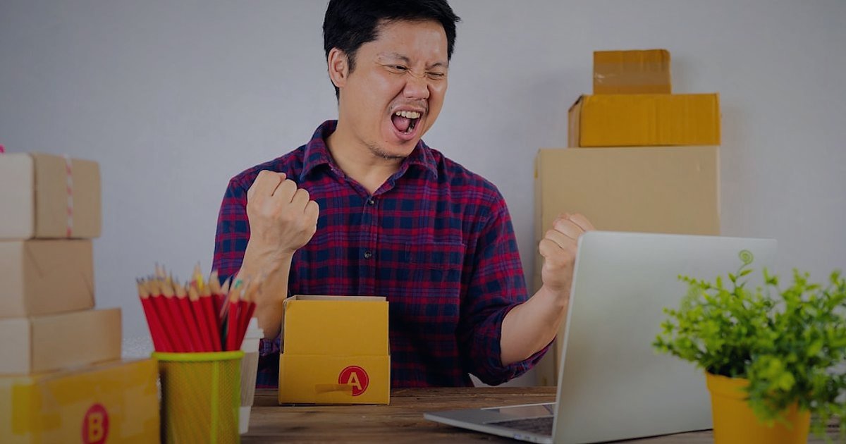 Dropshipping.gen.tr: 2026'da Pazaryeri Entegrasyonu ile Fark Yaratın! - happy customer unboxing a package with a smiling face