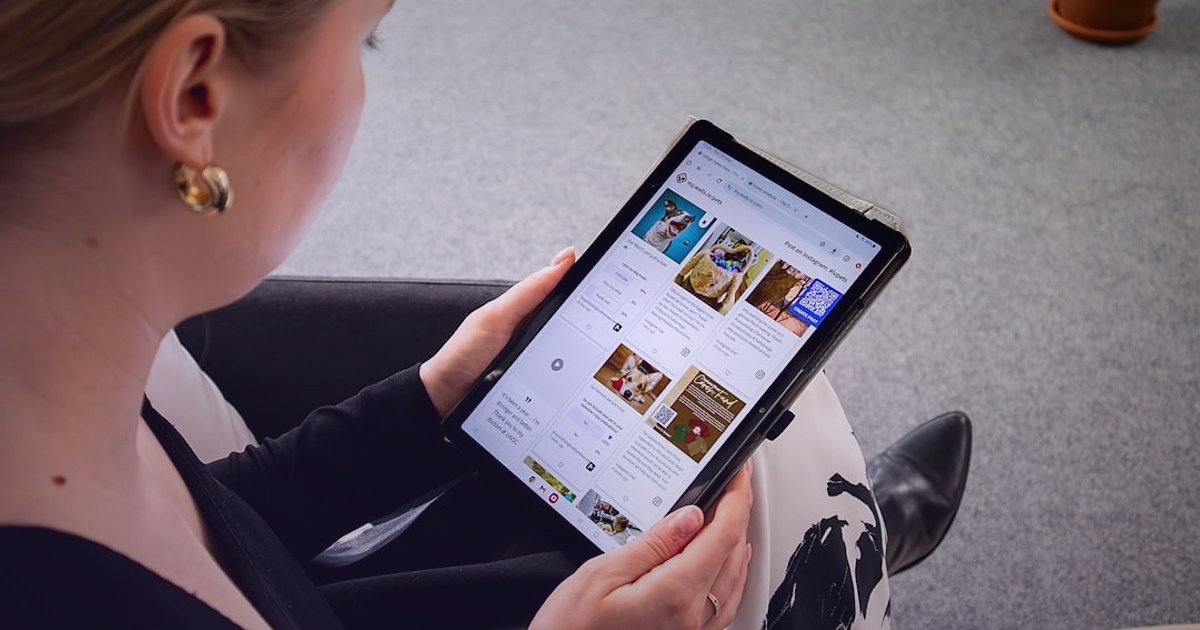 Dropshipping.gen.tr: 2026'da Stoksuz Satışın Avantajları ve Başarı Rehberi - person selecting product from digital catalog on tablet