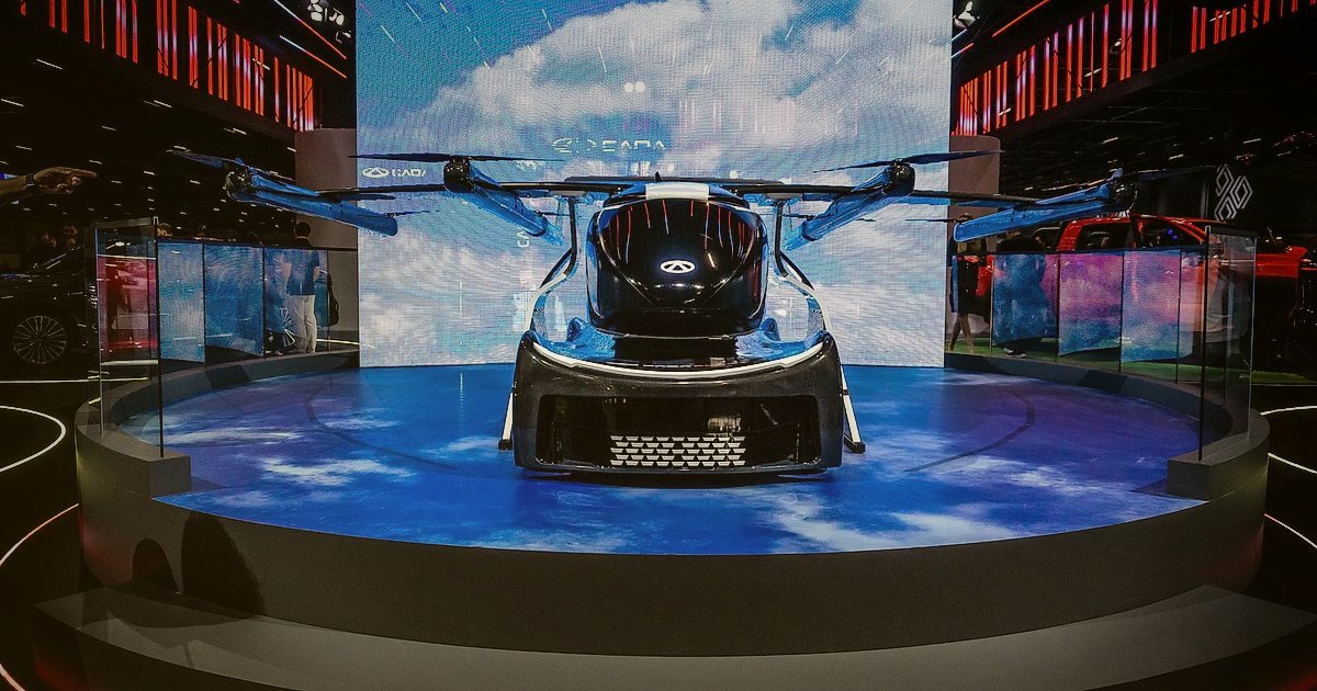 Dropshipping.gen.tr: 2026'da Stoksuz Satışın Avantajları ve Başarı Rehberi - futuristic cityscape with flying vehicles and holographic displays