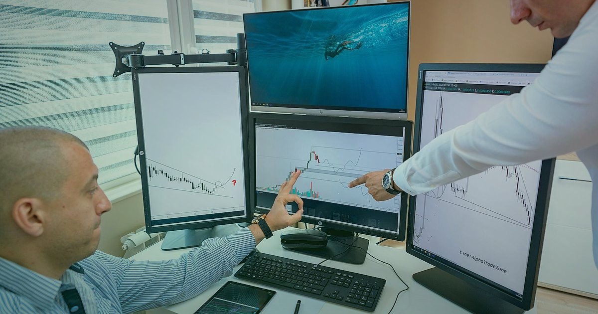 Dropshipping.gen.tr: 2026'da Stoksuz Satışın Avantajları ve Başlangıç Rehberi - person analyzing digital sales charts on multiple monitors
