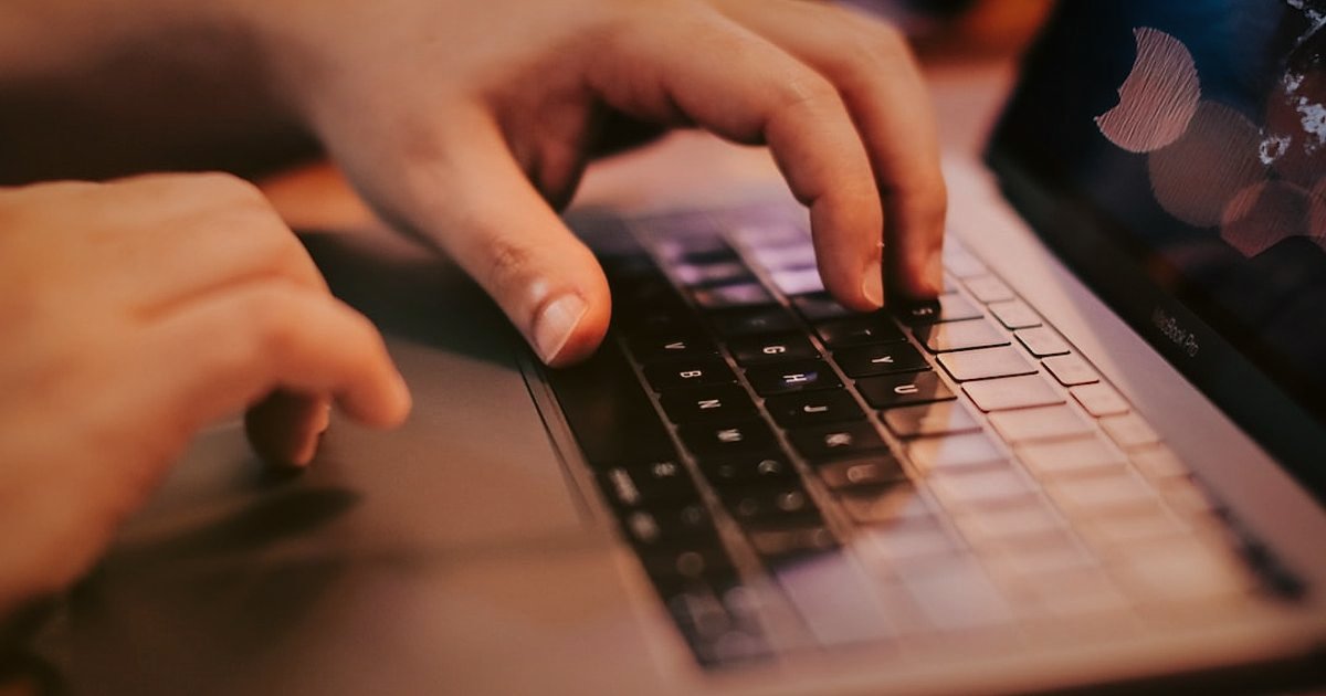 Dropshipping.gen.tr: 2026'da Stoksuz Satışın Avantajları ve Başlangıç Rehberi - close-up of a person's hands typing on a laptop keyboard with a blurred background of product shelves
