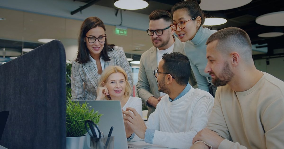 Dropshipping.gen.tr: 2026'da Stoksuz Satışın Avantajları ve Başlangıç Rehberi - diverse group of people in a bright, modern co-working space looking at laptops and tablets