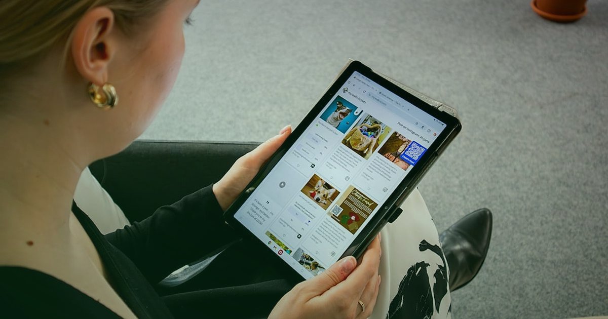 Dropshipping.gen.tr: 2026'da Tedarikçi Bulma ve Entegrasyon Devrimi - person browsing through digital product catalog on a tablet