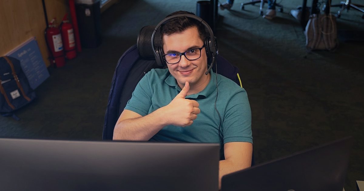 Dropshipping.gen.tr: 2026'da Tedarikçi Bulma ve Entegrasyon Devrimi - smiling customer service representative on phone headset