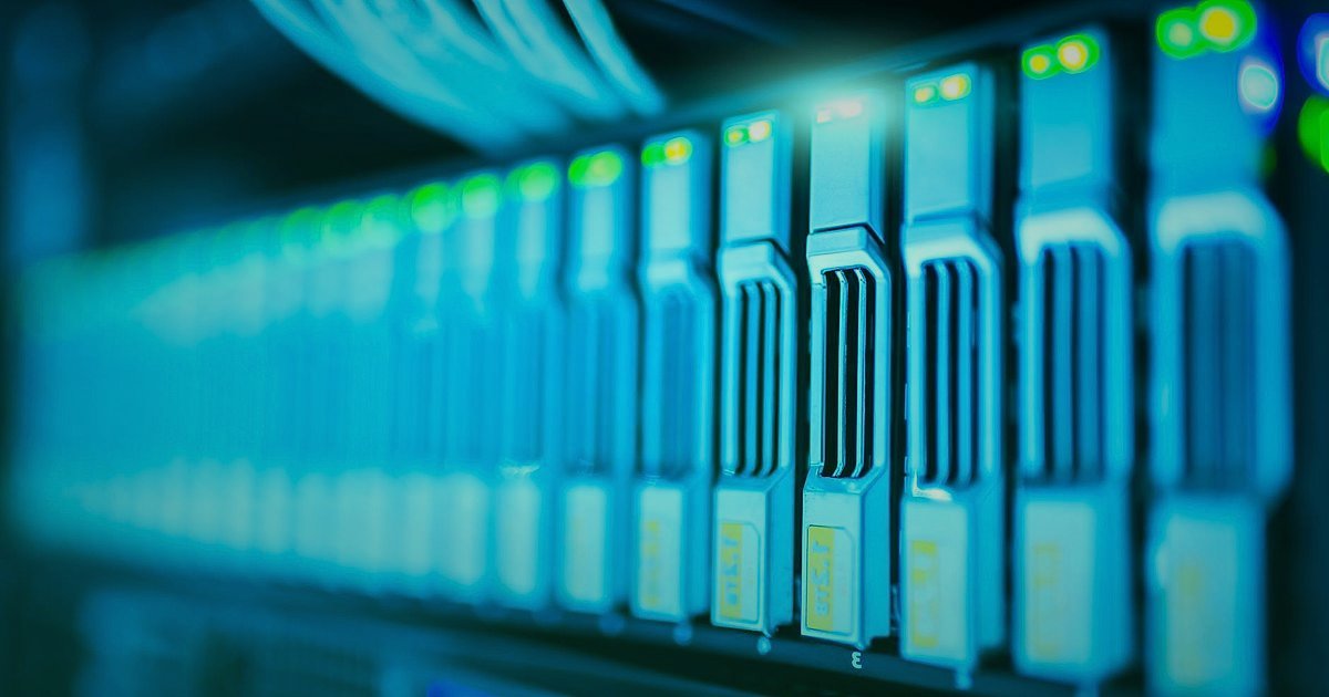 Dropshipping.gen.tr Avantajları 2026: E-Ticarette Güvenle Yükseliş - technician checking server racks glowing blue lights