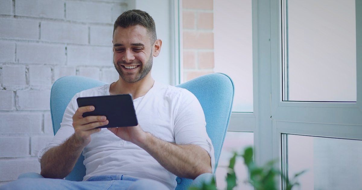 Dropshipping.gen.tr Avantajları 2026: E-Ticarette Güvenle Yükseliş - person reading ebook on tablet computer in a cozy armchair