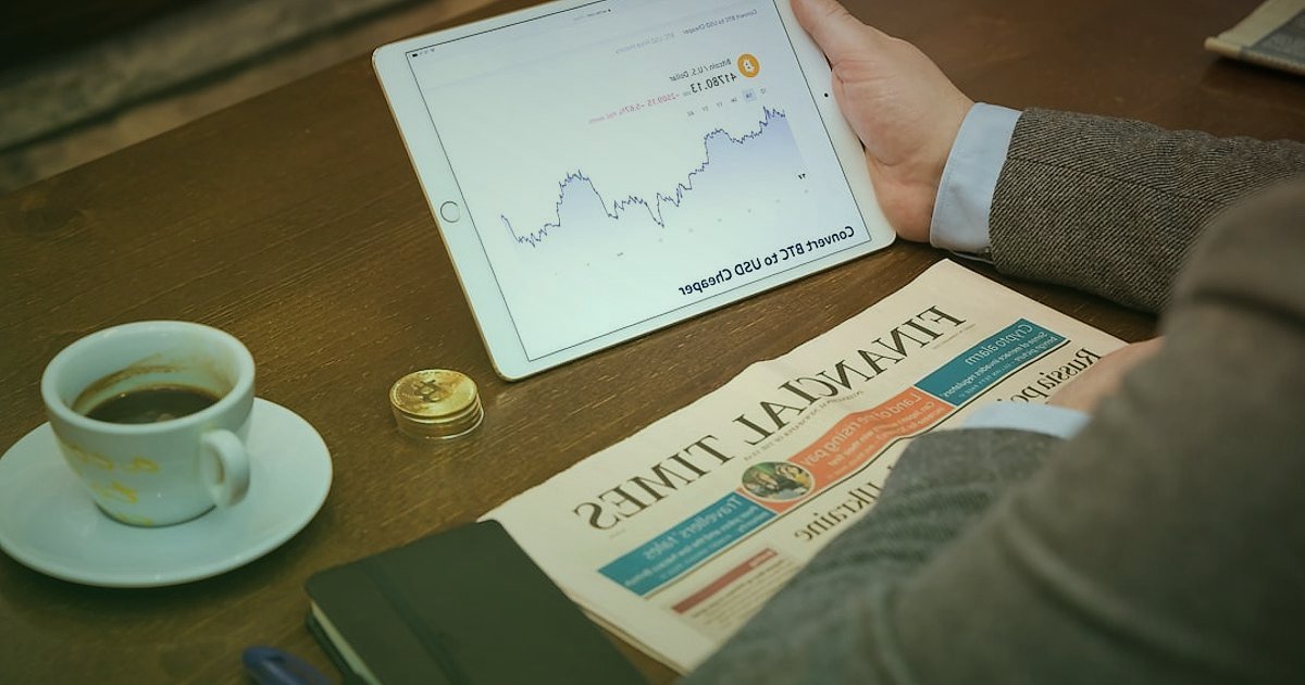 Dropshipping.gen.tr Avantajları 2026: E-Ticarette Neden Bu Platformu Seçmelisiniz? - person stacking coins on a digital tablet displaying profit graphs
