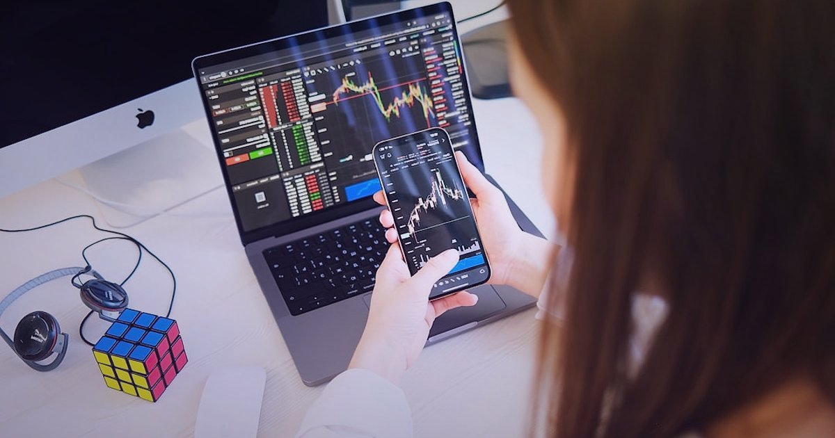 Dropshipping.gen.tr Avantajları 2026: E-Ticarette Neden Bu Platformu Seçmelisiniz? - business analyst pointing at complex data visualizations on a screen