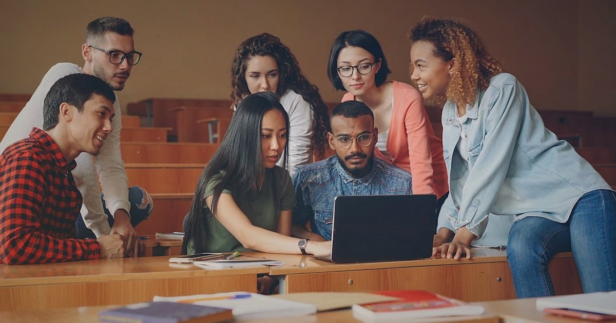 Dropshipping.gen.tr Avantajları 2026: E-Ticarette Neden Bu Platformu Seçmelisiniz? - diverse group of students attending an online webinar on laptops