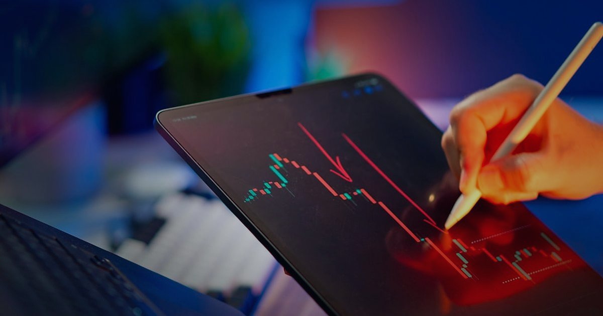 Dropshipping.gen.tr Avantajları 2026: E-Ticarette Neden Bu Platformu Seçmelisiniz? - person looking confidently at a growing financial chart on a tablet