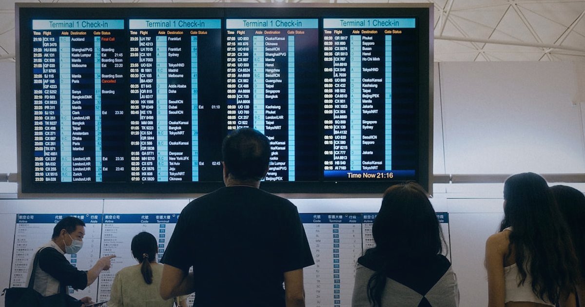 Dropshipping.gen.tr Avantajları 2026: E-Ticarette Neden Lideriz? - diverse team members looking at charts on a large screen