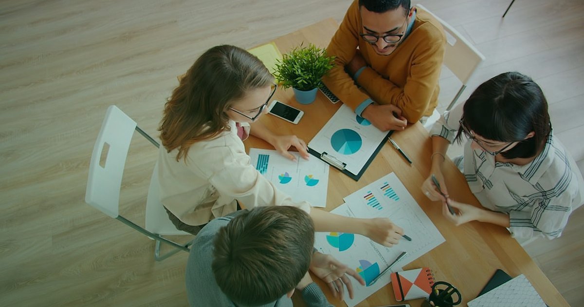 Dropshipping.gen.tr Avantajları 2026: Neden E-Ticarette Güvenle Başlamalısınız? - diverse group of entrepreneurs collaborating around a digital tablet displaying growth charts