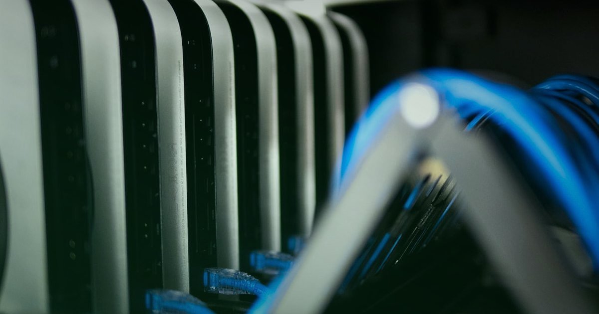 Dropshipping.gen.tr Avantajları 2026: Neden E-Ticarette Güvenle Başlamalısınız? - sleek server racks glowing with blue and purple lights in a data center