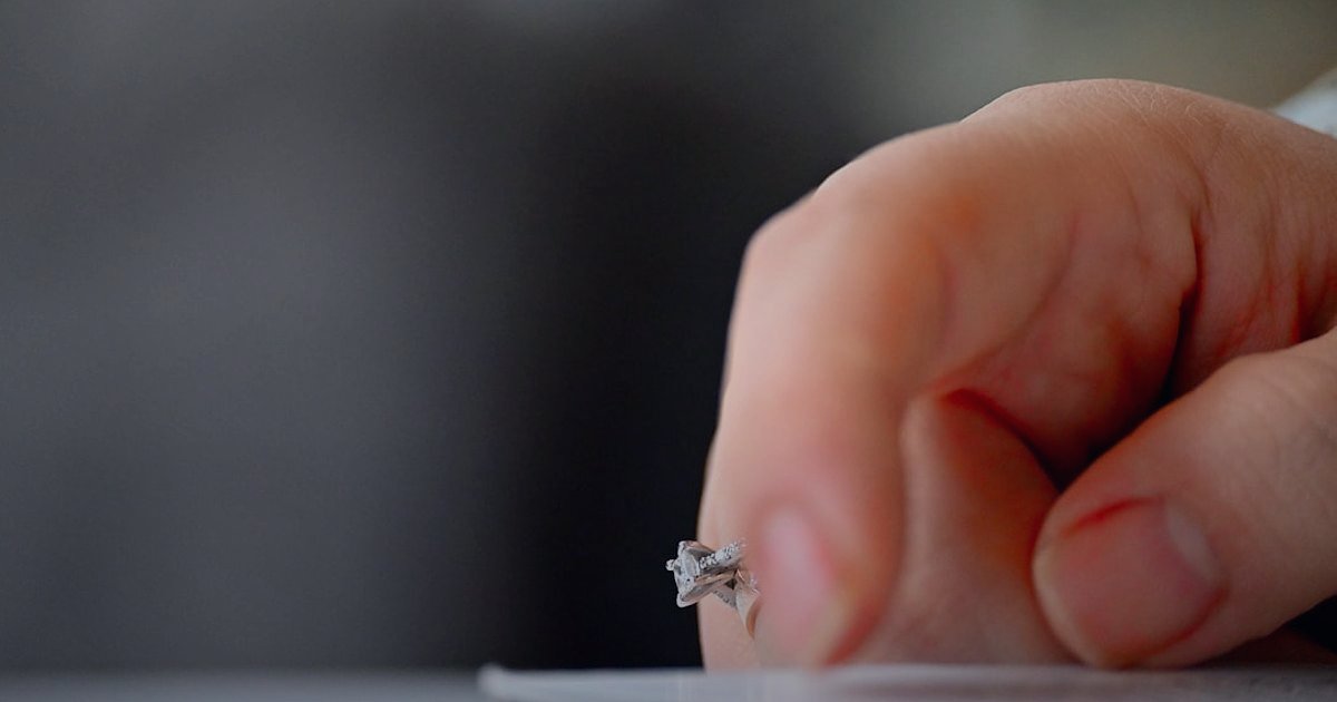 Dropshipping.gen.tr Avantajları 2026: Neden E-Ticarette Güvenle Başlamalısınız? - close-up of a hand signing a contract with a pen, with a blurred background of a modern office