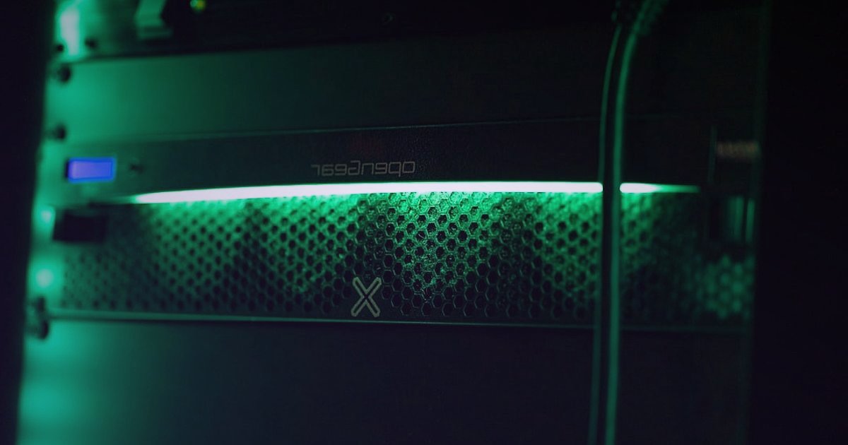 Dropshipping.gen.tr Avantajları 2026: Neden E-Ticarette Lideriz? - modern server room with blinking lights and network cables