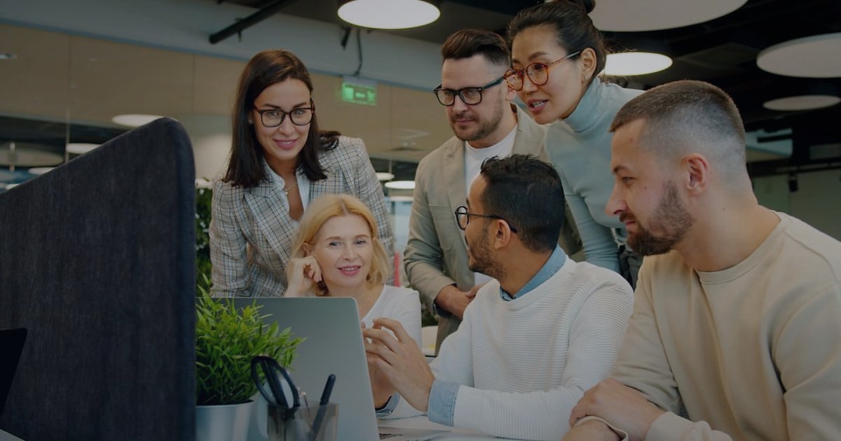 Dropshipping.gen.tr Avantajları 2026: Neden E-Ticarette Lideriz? - diverse team members in a bright office, looking at a computer screen and smiling