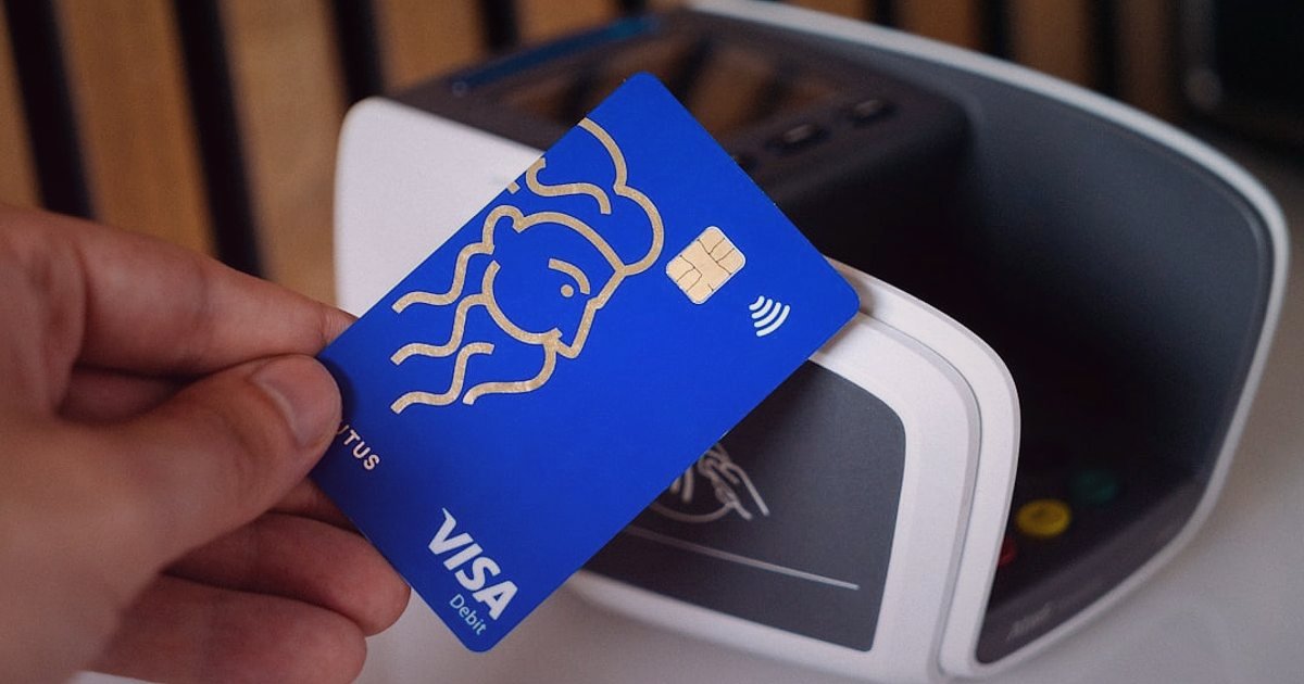 Dropshipping.gen.tr Avantajları 2026: Neden E-Ticarette Lideriz? - close-up of a credit card being inserted into a payment terminal
