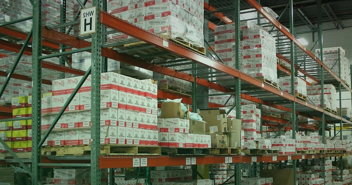 Dropshipping.gen.tr Avantajları 2026: Neden Lider E-Ticaret Platformu? - diverse wholesale suppliers warehouse shelves examining products