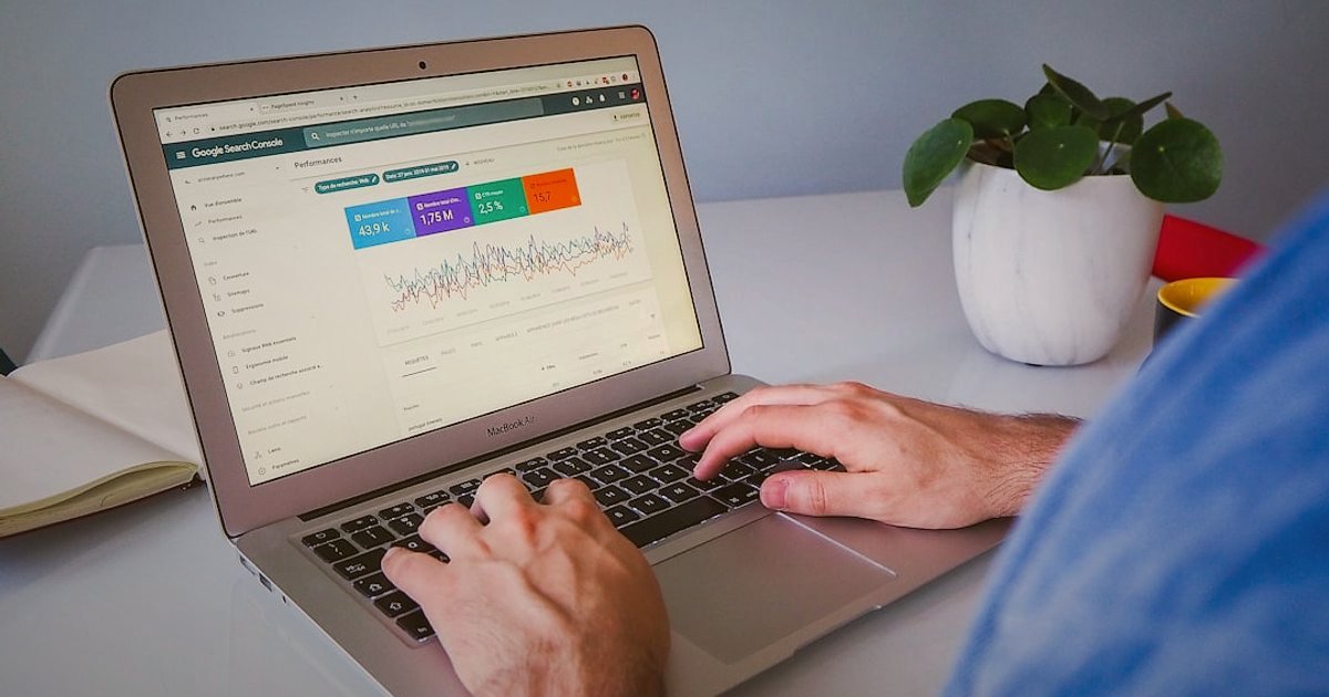 Dropshipping.gen.tr Avantajları 2026: Neden Lider E-Ticaret Platformu? - person navigating user-friendly website dashboard interface