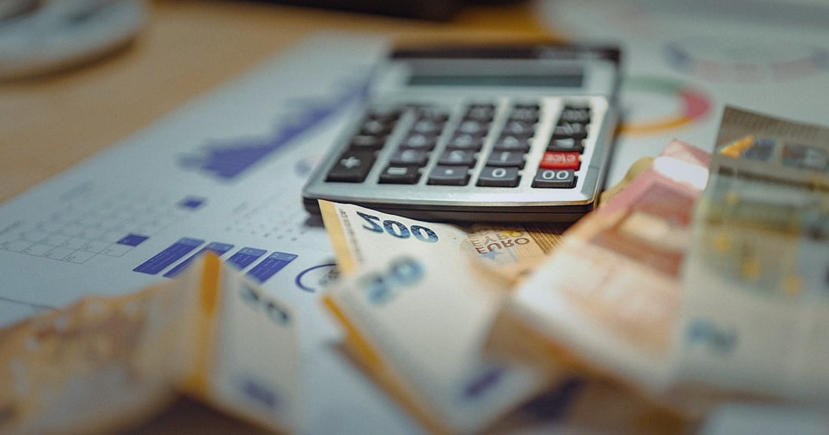 Dropshipping.gen.tr Avantajları 2026: Neden Lider E-Ticaret Platformu? - calculator and money stack on desk with charts