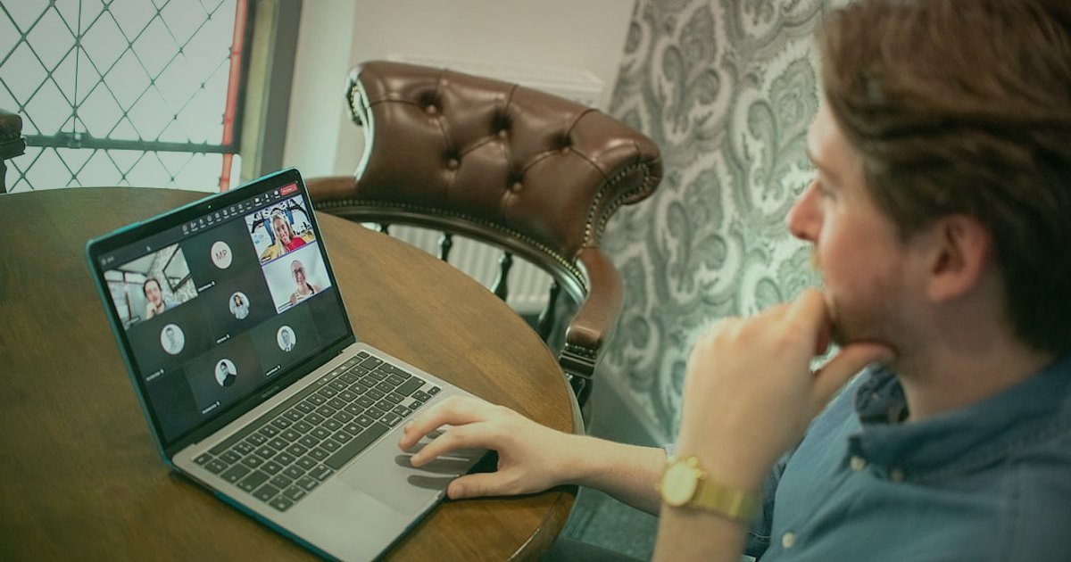 Dropshipping.gen.tr Avantajları 2026: Neden Lider E-Ticaret Platformu? - person attending online webinar on laptop screen