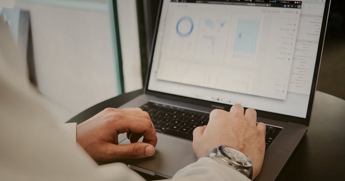 Dropshipping.gen.tr Avantajları 2026: Stoksuz Satışla Başarıya Ulaşın - entrepreneur examining digital analytics dashboard laptop