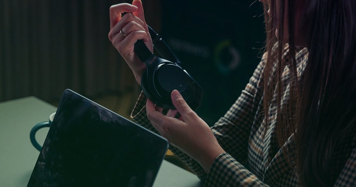 Dropshipping.gen.tr Avantajları 2026: Stoksuz Satışla Başarıya Ulaşın - customer service representative answering phone headset
