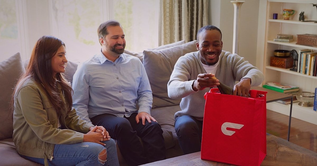 Dropshipping.gen.tr Avantajları 2026: Stoksuz Satışla Başarıya Ulaşın - diverse group of smiling customers unboxing products