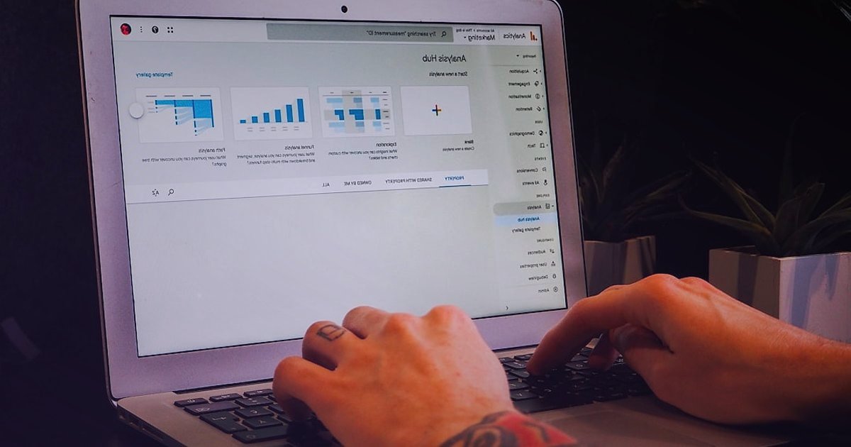 Dropshipping.gen.tr Avantajları: 2026'da E-Ticarette Fark Yaratan Platform - person typing laptop financial charts screen