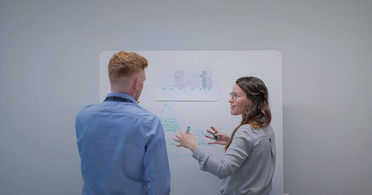 Dropshipping.gen.tr Avantajları: 2026'da E-Ticarette Fark Yaratan Platform - team meeting whiteboard sticky notes planning