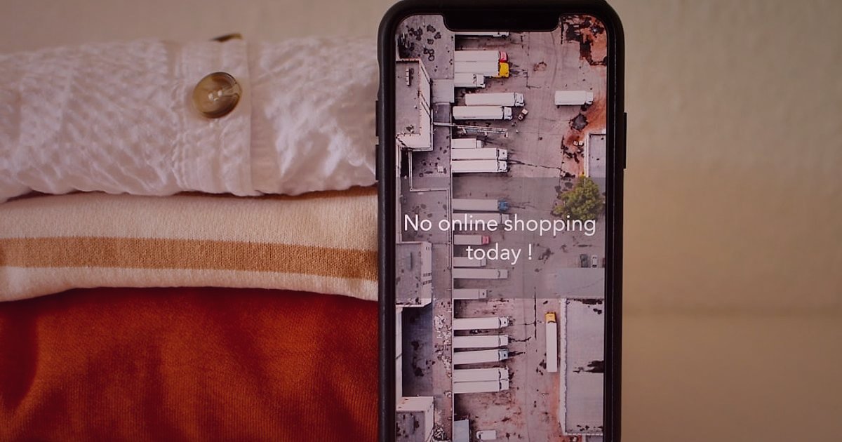 Dropshipping.gen.tr Avantajları: 2026'da E-Ticarette Fark Yaratan Platform - smartphone showing shopping app cart items