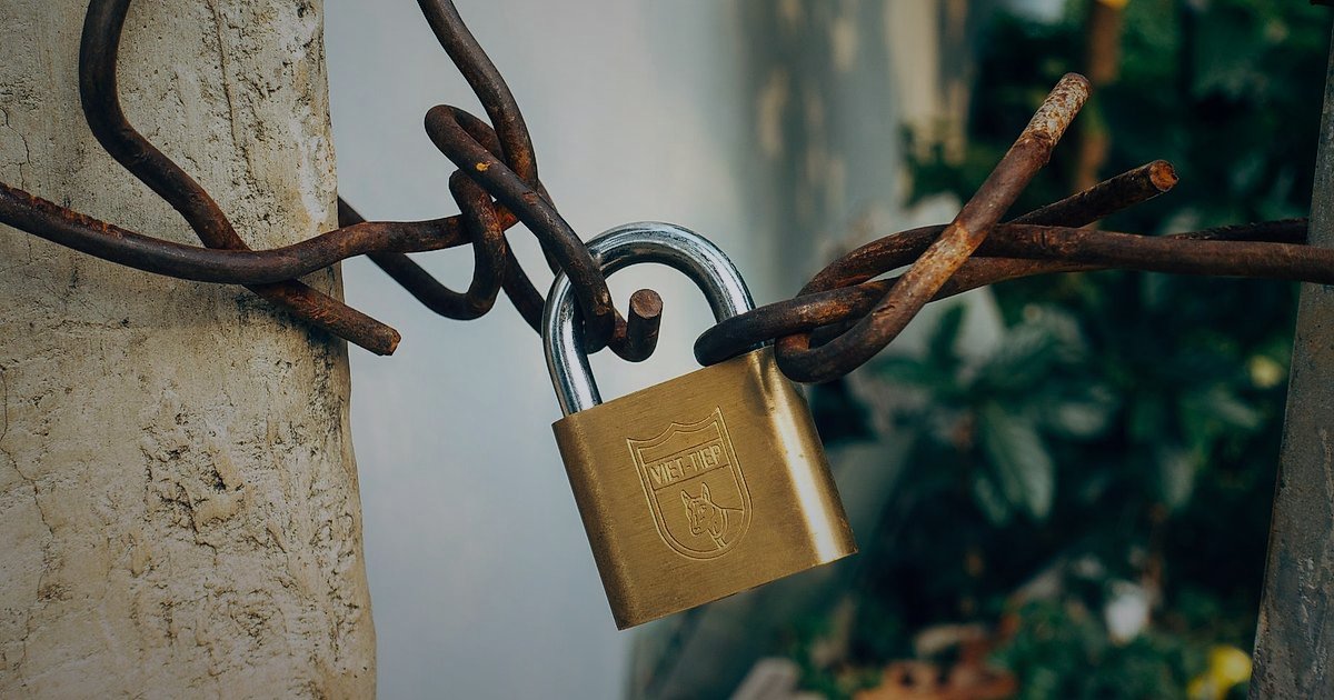 Dropshipping.gen.tr Avantajları: 2026'da E-Ticarette Fark Yaratan Platform - secure padlock icon on digital network background