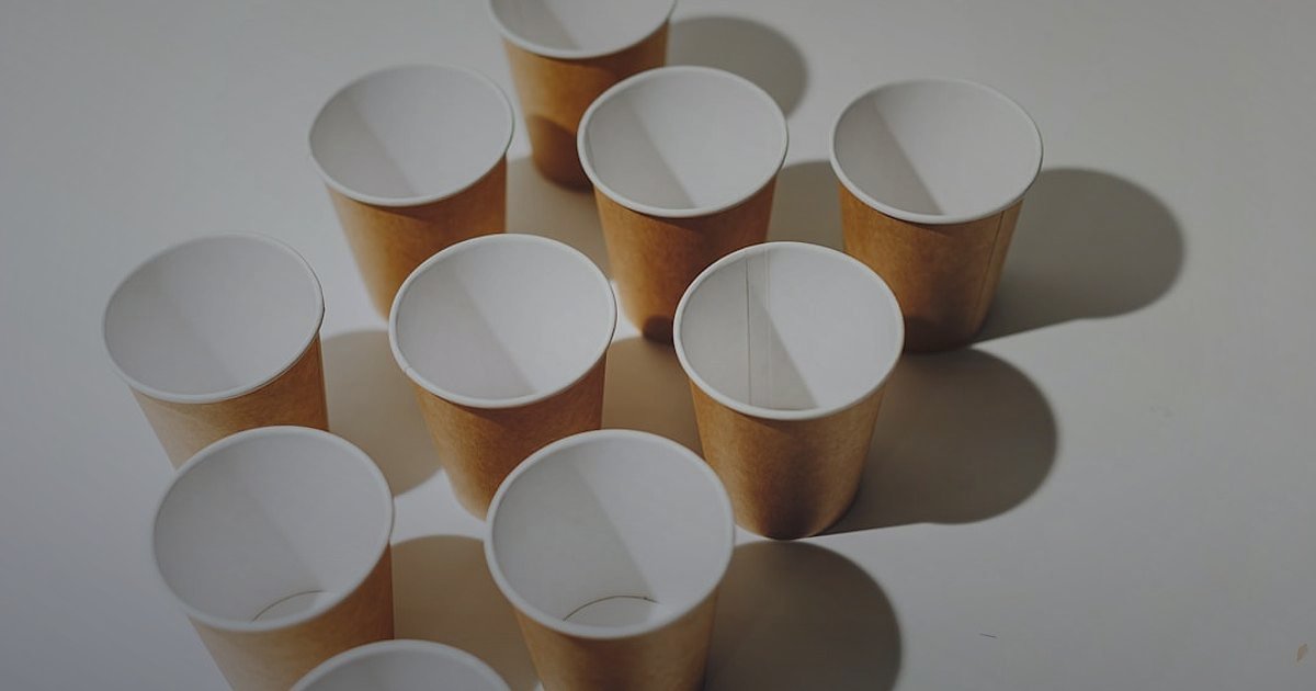 Dropshipping.gen.tr Avantajları: Pazaryeri Entegrasyonu 2026 Kolaylığı - Stack of colorful product packaging boxes arranged neatly on a white table