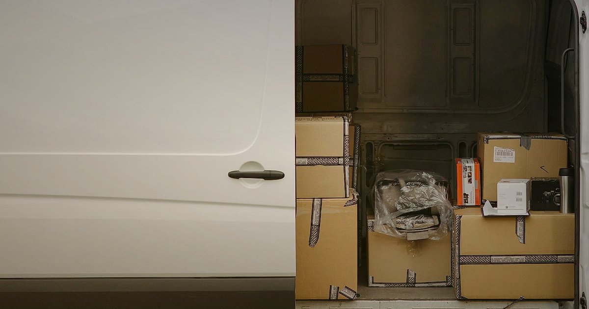 Dropshipping.gen.tr Avantajları: Pazaryeri Entegrasyonu 2026 Kolaylığı - Delivery truck parked at a loading dock with packages, sunrise in background