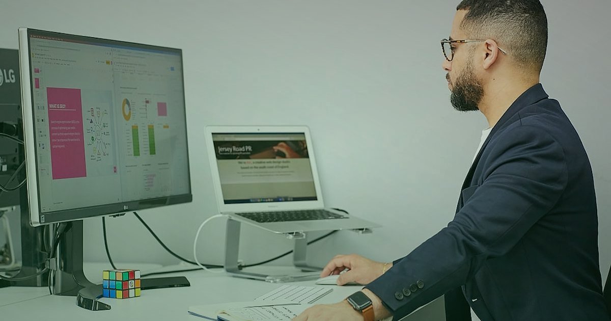 Dropshipping.gen.tr Avantajları: Pazaryeri Entegrasyonu 2026 Kolaylığı - Person analyzing financial charts and graphs on a laptop screen