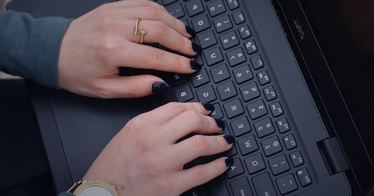 Dropshipping.gen.tr Avantajları: Pazaryeri Entegrasyonu 2026 Kolaylığı - Close-up of a person's hands typing on a laptop keyboard with code on the screen