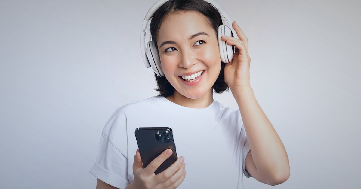 Dropshipping.gen.tr Avantajları: Pazaryeri Entegrasyonu 2026 Kolaylığı - Friendly customer support agent smiling and talking on a headset